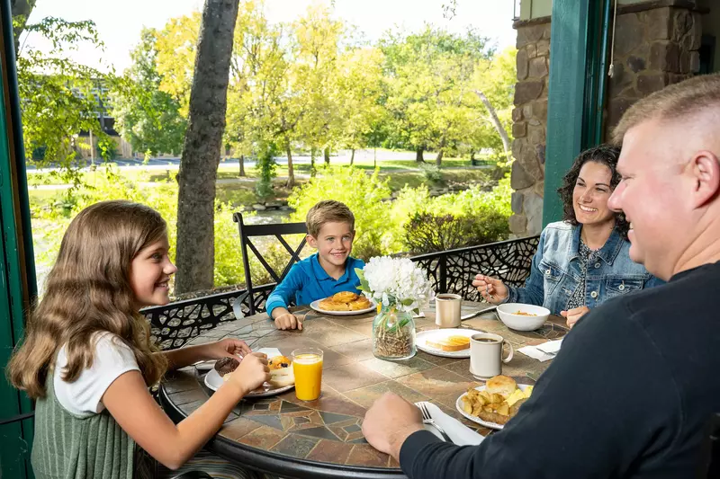 kids at breakfast