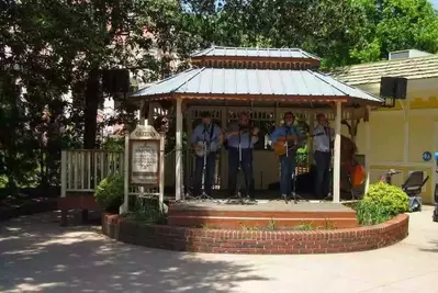 string band playing at Dollywood