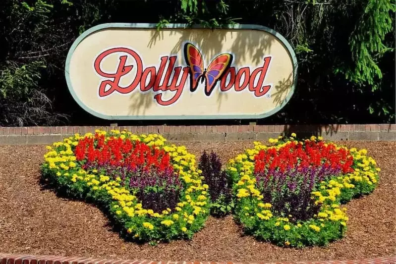 summer sign at Dollywood