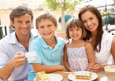 Family of 4 eating lunch at a cafe