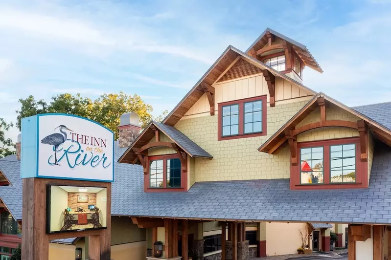 pigeon forge tn hotel - inn on the river